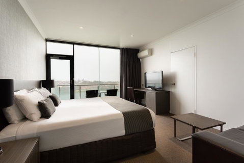 Lakes Hotel - Sunshine Coast Guide 3