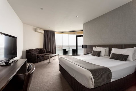 Lakes Hotel - Sunshine Coast Guide 1