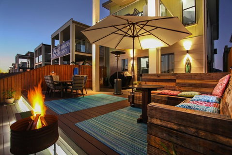 Lakeside Deck House - Sunshine Coast Guide 2