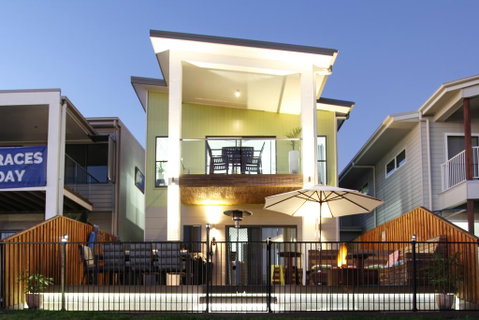 Lakeside Deck House - Sunshine Coast Guide 3