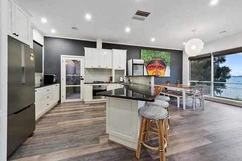 Lakeside Landing - Waterfront - Sunshine Coast Guide 3