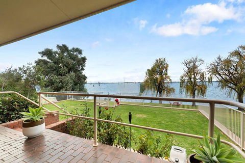 Lakeside Landing - Waterfront - Sunshine Coast Guide 2