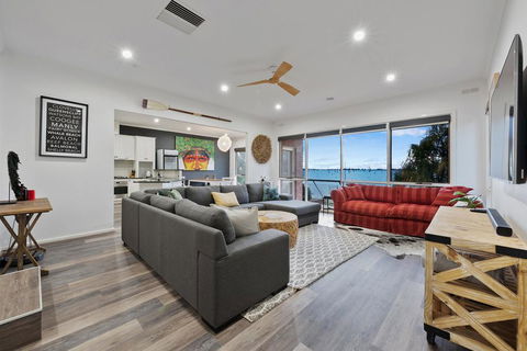 Lakeside Landing - Waterfront - Sunshine Coast Guide 0