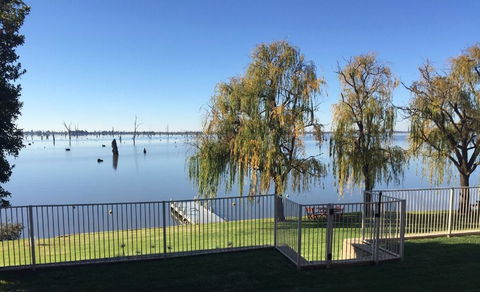 Lakeside Landing - Waterfront - Sunshine Coast Guide 1