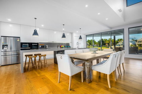 Lavish & Luxurious, Noosa Waters - Sunshine Coast Guide 2