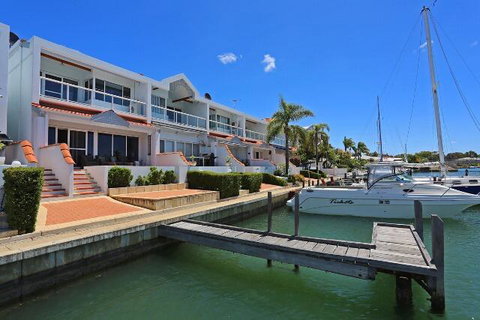 Luxury Canal Vista - Sunshine Coast Guide 1