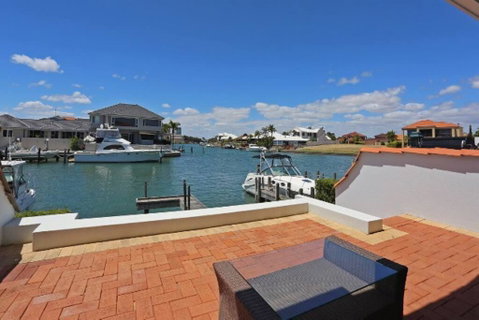 Luxury Canal Vista - Sunshine Coast Guide 3