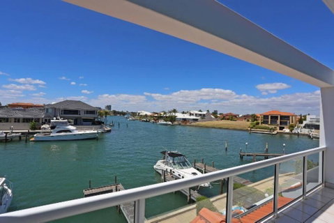 Luxury Canal Vista - Sunshine Coast Guide 2
