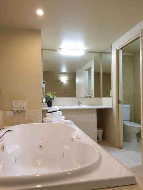 Madison Spa Motel - Adults Only - Sunshine Coast Guide 1
