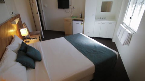Manly Hotel - Sunshine Coast Guide 3
