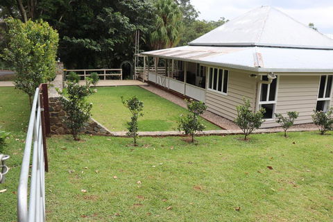 Mapleton Falls Farm House - Sunshine Coast Guide 0