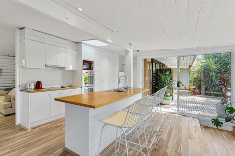 MARTHA COTTAGE - MT MARTHA - Sunshine Coast Guide 2