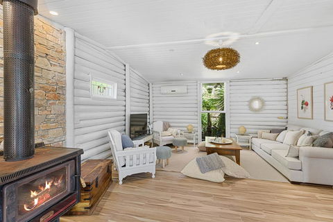 MARTHA COTTAGE - MT MARTHA - Sunshine Coast Guide 0