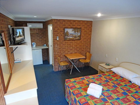 MAS Country Colonial Motor Inn - Sunshine Coast Guide 1