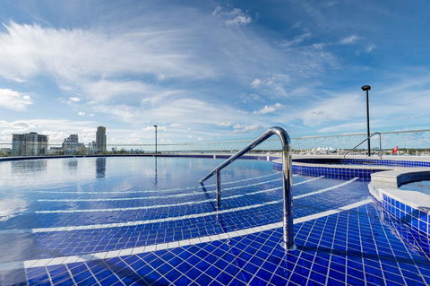 Meriton Suites Southport - Sunshine Coast Guide 2