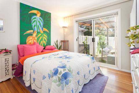 METRES TO THE BEACH - MORNINGTON - Sunshine Coast Guide 2
