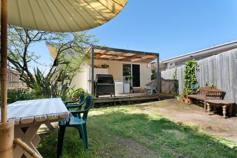 METRES TO THE BEACH - MORNINGTON - Sunshine Coast Guide 3