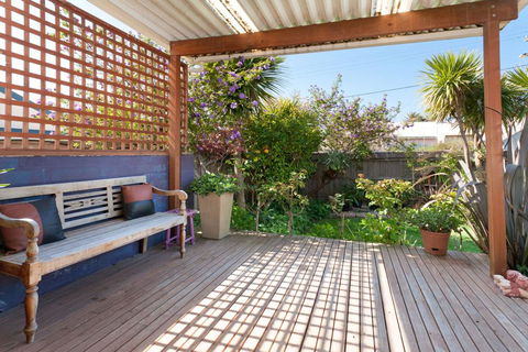 METRES TO THE BEACH - MORNINGTON - Sunshine Coast Guide 1