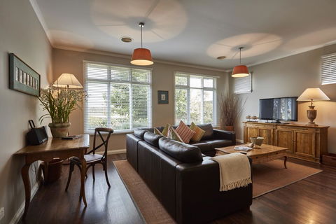 Mews Cottages - Sunshine Coast Guide 2