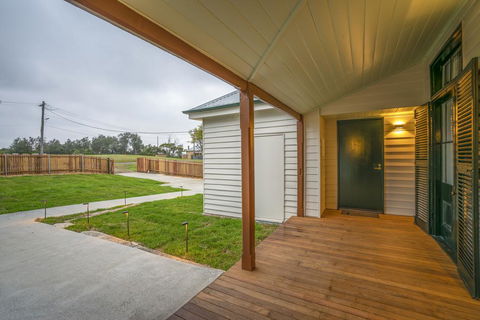Middle Head Officers Quarters - Sunshine Coast Guide 1