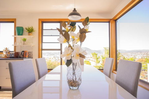 Moonah House-10 Mins To CBD & MONA, 4BR, 2 BATH, Great View, Park 3 Cars, Sleep 11, King Bed, En-suite - Sunshine Coast Guide 0