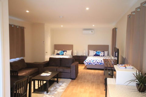Mossman Motel Holiday Villas - Sunshine Coast Guide 2