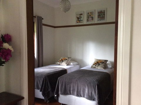 Mount Browne Cottage - Sunshine Coast Guide 2