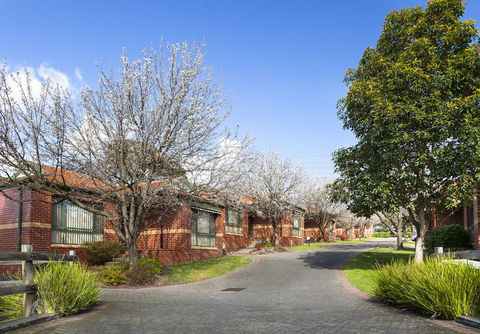 Mount Waverley Townhouses - Sunshine Coast Guide 0