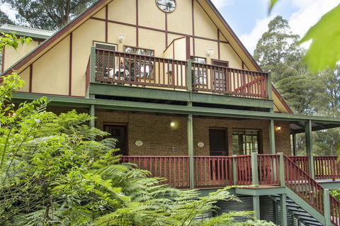 Mountain Lodge - Sunshine Coast Guide 0
