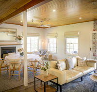 Myrtle Tree Lodge - Flowers Kangaroo Valley - Sunshine Coast Guide