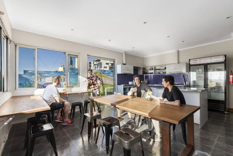Nate's Place Backpackers Melbourne - Sunshine Coast Guide 2