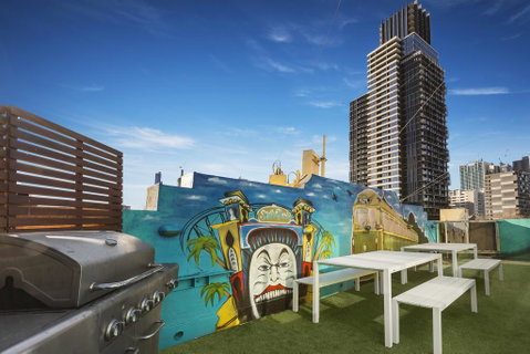 Nate's Place Backpackers Melbourne - Sunshine Coast Guide 1