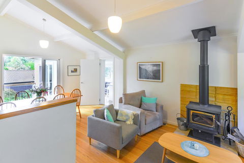 NATURE LOVERS DREAM // FIREPLACE //ACCESS TO HIKES - Sunshine Coast Guide 1