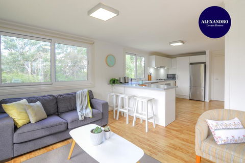 NATURE LOVERS DREAM // FIREPLACE //ACCESS TO HIKES - Sunshine Coast Guide 0