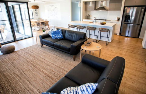 NAUTILUS - Sunshine Coast Guide 0