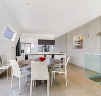 Nautilus 2 Luxury Retreat - Modern beachfront townhouse WiFi water views