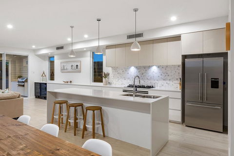 NAUTiLUS OCEAN BREEZE - Sunshine Coast Guide 2