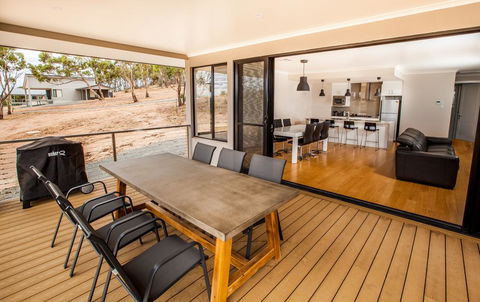 Neagles Retreat Villas - Sunshine Coast Guide 3
