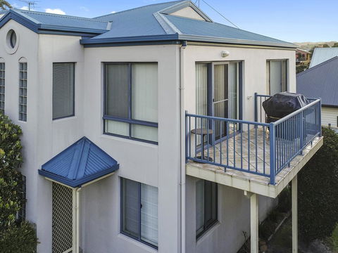 NELSON COVE 2 - Townhouse A Short Walk To Town - Sunshine Coast Guide 2