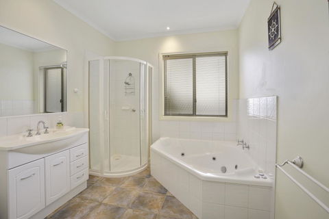 NELSON COVE 2 - Townhouse A Short Walk To Town - Sunshine Coast Guide 3