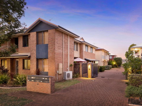 Cooper Street - Sunshine Coast Guide 39