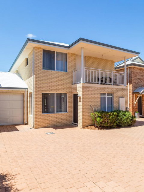 Cooper Street - Sunshine Coast Guide 22