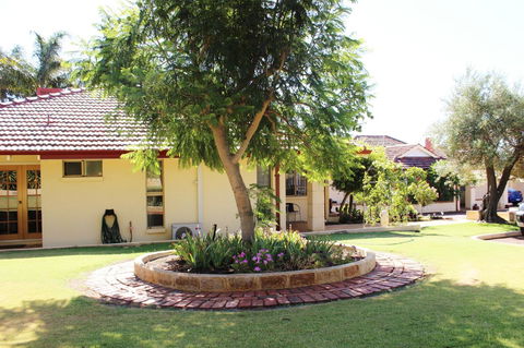 Armadale Cottage Bed & Breakfast - Sunshine Coast Guide 38