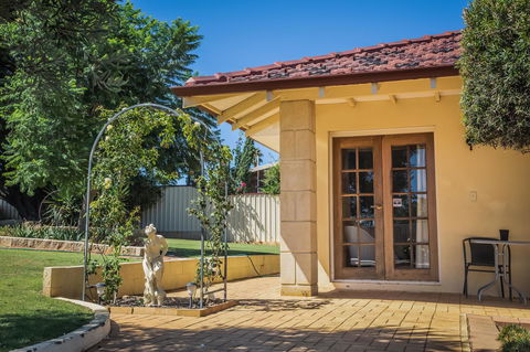Armadale Cottage Bed & Breakfast - Sunshine Coast Guide 36