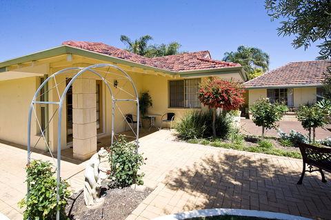 Armadale Cottage Bed & Breakfast - Sunshine Coast Guide 41