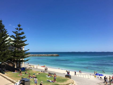 SEA BREEZE â€“ Between Cottesloe Beach & Swan River - Sunshine Coast Guide 14
