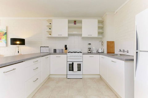 SEA BREEZE â€“ Between Cottesloe Beach & Swan River - Sunshine Coast Guide 15