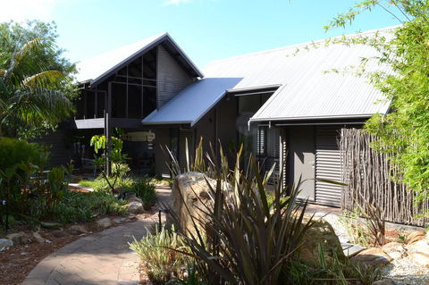 DESIGNER'S STUDIO - Sunshine Coast Guide 13
