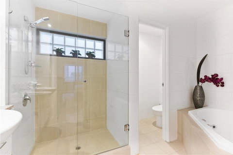 The Executive Penthouse - Sunshine Coast Guide 9