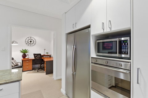 The Executive Penthouse - Sunshine Coast Guide 15